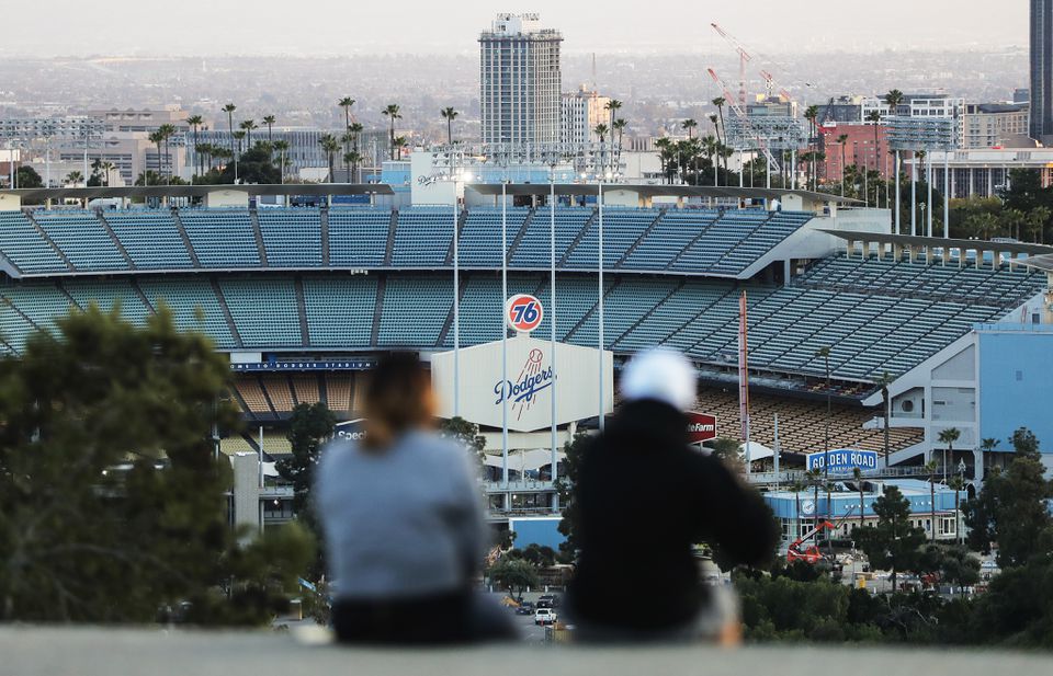 Ballparks在棒球的开放日将是空的