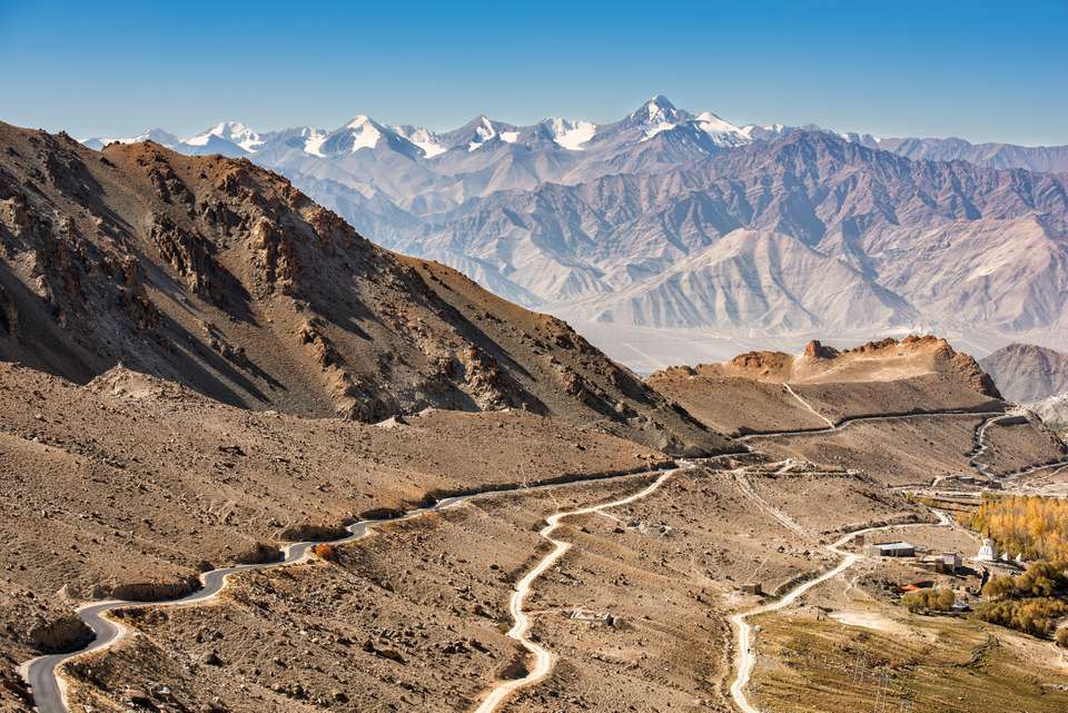 Khardung La是一条位于印度肯尼尔和克什米尔的拉达克地区的山景通道。