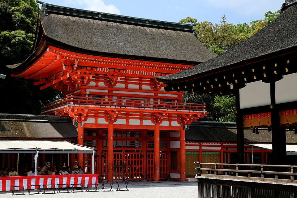 京都红色和白色黑色屋顶的下护神社