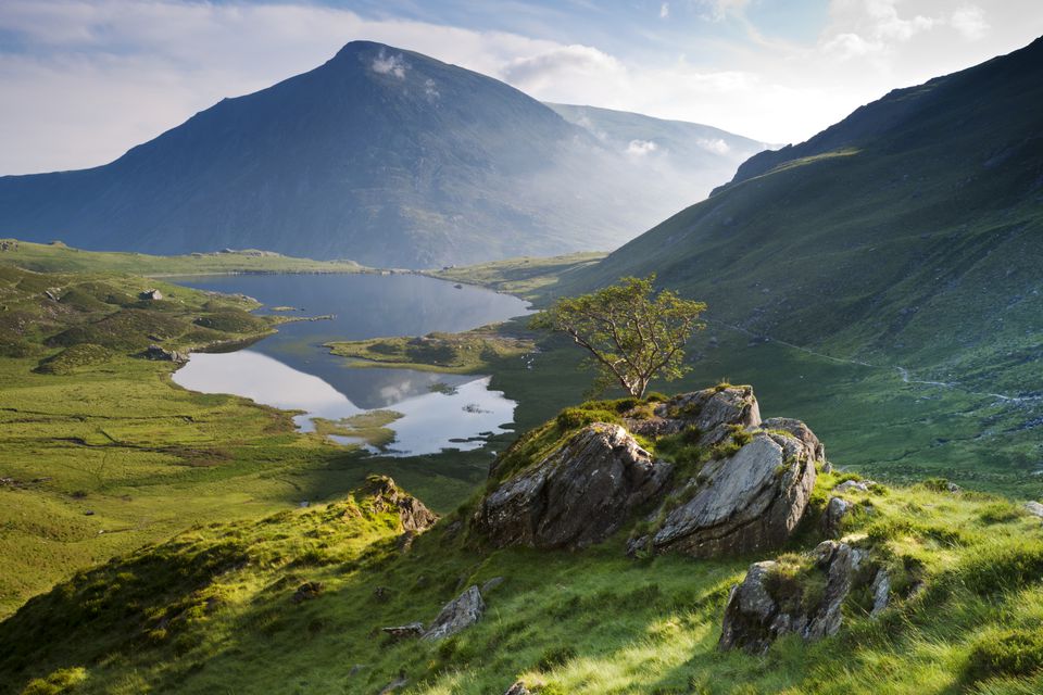 一个绿色领域的湖与一座山在背景中，CWM Idwal，斯诺尼亚，北部威尔士