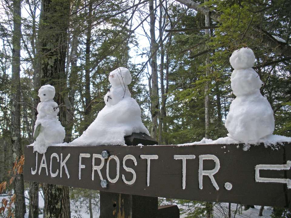 微小的雪人在小道在马萨诸塞州的迹象