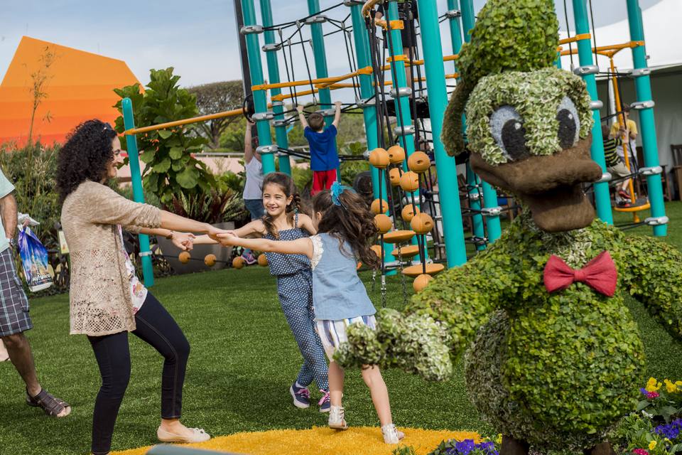 妈妈和女儿在Epcot国际花卉和花园节享受游乐场