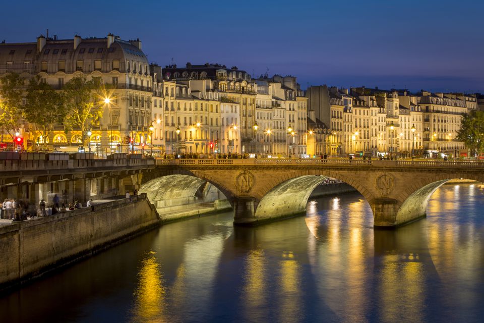 Pont Neuf和沿河塞纳河，法国巴黎的建筑物